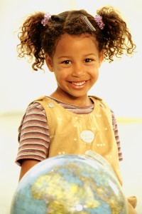 Maedchen mit Globus_wienXtra