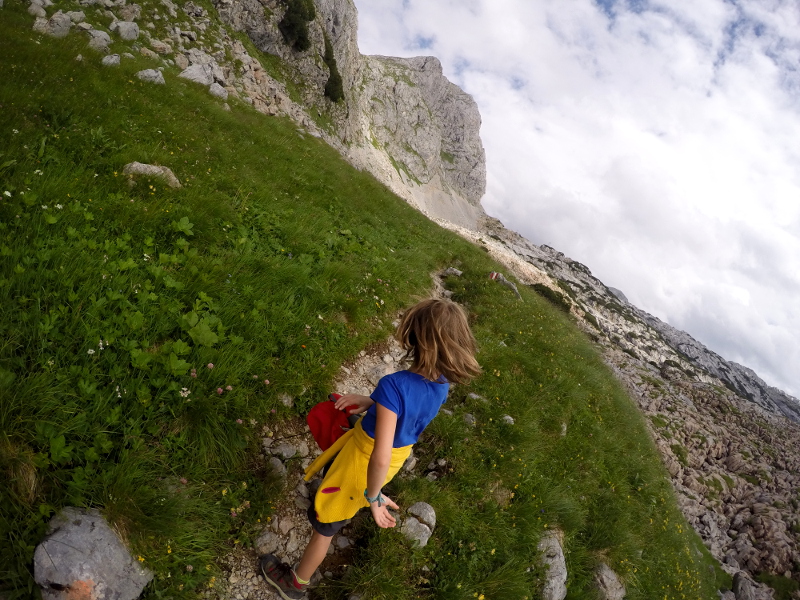 Kind spaziert in Bergen