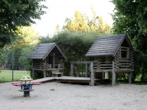 Spielhäuschen am Spielplatz im Auer Welsbach Park direkt neben dem Kleinkidnerbereich