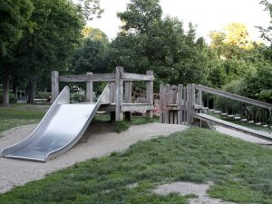 Breite Rutsche am Kleinkinderspielplatz im Auer Welsbach Park
