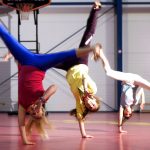 3 Mädchen machen ein Handstand