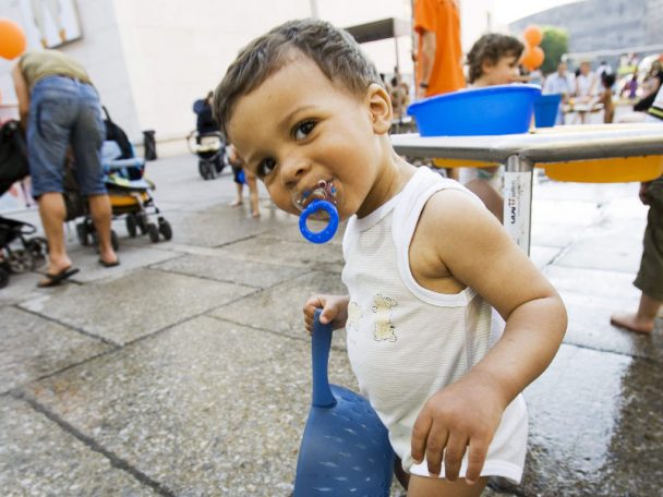 Kleiner Junge mit Schnuller bei den wienXtra-Wasserspielen.