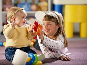 Große und kleine Schwestern haben Spaß beim Spielen miteinander.