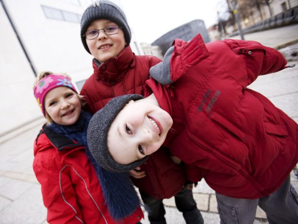 3 Kinder freuen sich über die Idee mit dem umgekehrten Adventkalender. Geben statt nehmen!