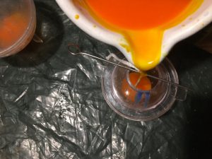 die erste Wachsschicht wird gegossen