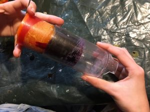 Die Kerzen werden von der Form befreit