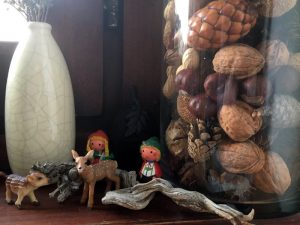 Jahreszeiten-Ecken kann man mit Gläsern gestalten