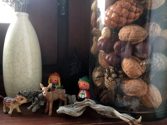 Jahreszeiten-Ecken kann man mit Gläsern gestalten