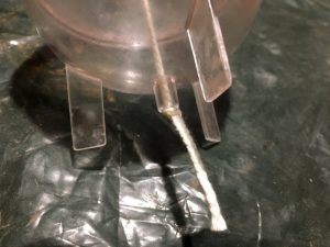 den Docht zuerst unten befestigen