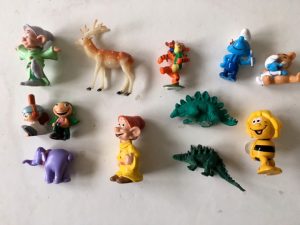 Süße Figuren für eine Schneekugel