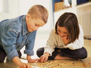 Kinder spielen gemeinsam im Kindergarten in Wien.