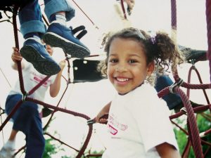 Kinder spielen gemeinsam am Spielplatz eines Kindergartens in Wien.