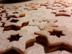 Weihnachtskekse mit Staubzucker