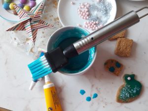 Weihnachtskekse verzieren