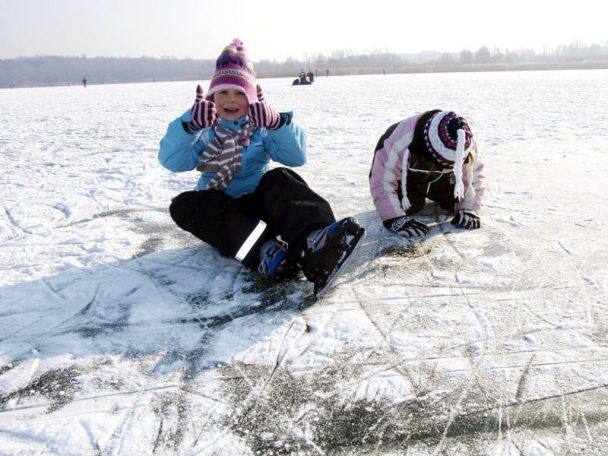 Natureislaufplätze und Eislaufen mit Kindern
