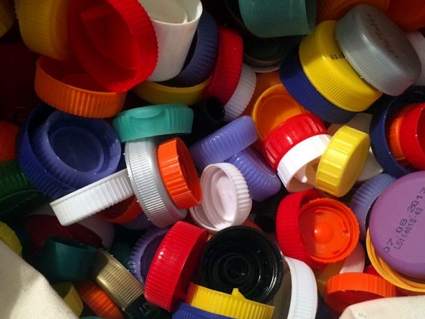 Hartplastik-Stöpsel sammeln