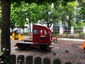 Spielpauto am Spielplatz im Hamerlingpark