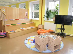 Die Sitztribüne für Lesungen und Veranstaltungen in der Kinderbücherei der Weltsprachen.