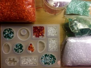 Zuerst füllt ihr Schmelzgranulat in die Formen