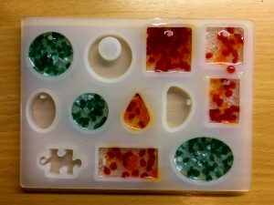 Anhänger basteln aus Schmelzgranulat