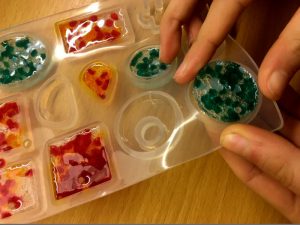 Wenn das geschmolzene Granulat ausgekühlt und hart ist, könnt ihr es aus der Form herausgeben.