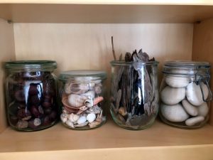 Selbst gesammeltes Naturmaterial eigent sich hervorragend zum Basteln mit Kindern.