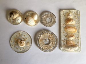 Muscheln und Perlnen für Anhänger aus Schmelzgranulat