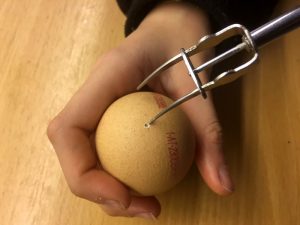 Eier ausblasen - Einstichstelle vergrößern