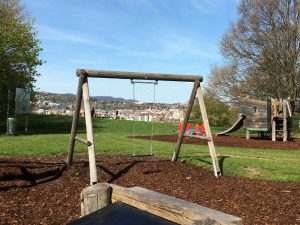 Schaukeln, Wippe und Rutsche am Spielplatz Roter Berg West