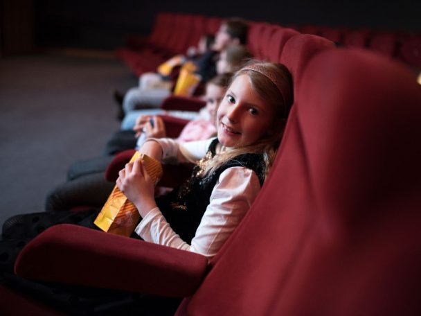 Kind im Kinosessel