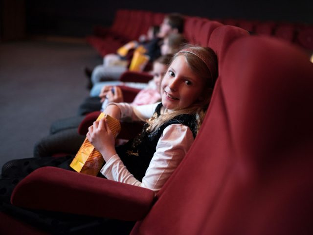 Kind im Kinosessel