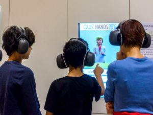 Kinder vor Gebärdenquiz