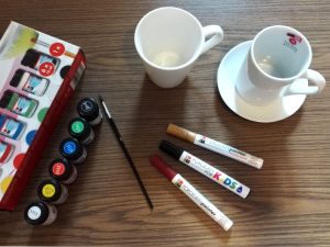 Tassen und Porzellanmalstifte