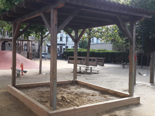Überdachte Sandkiste am Spielplatz im Rudolfspark