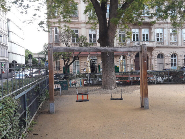 Kleinkinderschaukel und Schaukel am Spielplatz im Rudolfspark