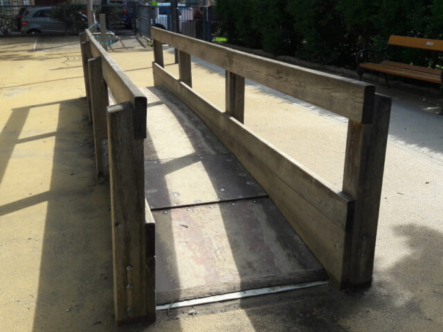 rollstuhltaugliche Wippe im Rudolfspark