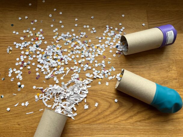 Konfetti-Kanonen mit Konfetti rundherum