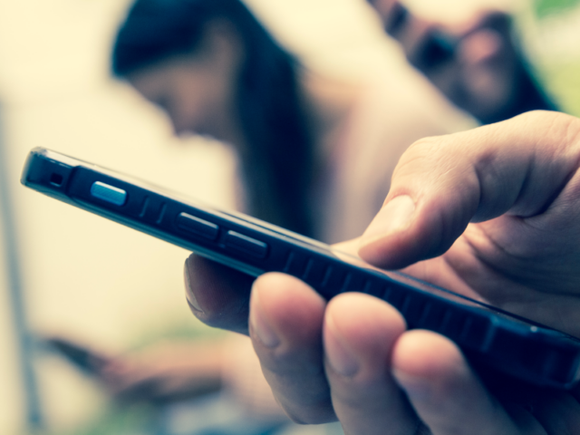 Close Up von einem Handy in der Hand 