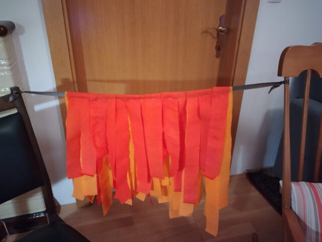 Rote und Orange Streifen und zwei Stühle